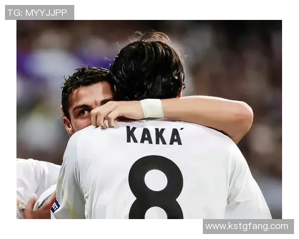 卡卡在绿茵场上的背影瞬间展现足球明星的风采与魅力