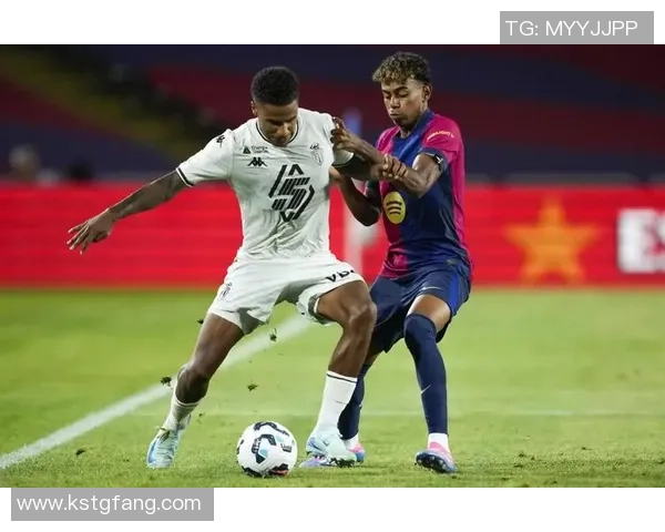 巴萨足球明星西装时尚秀展现球场外的魅力与风采