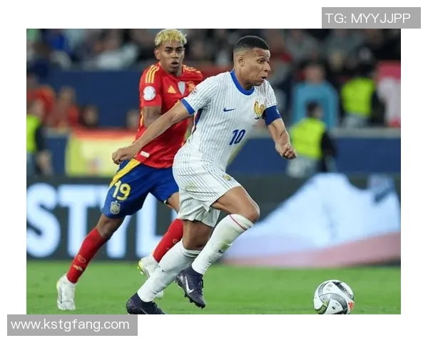 足球明星时尚穿搭解析名牌服饰如何提升球场魅力与个人风格