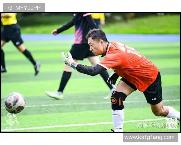 足球明星用足球反击对手瞬间集锦展现球场智慧与风采