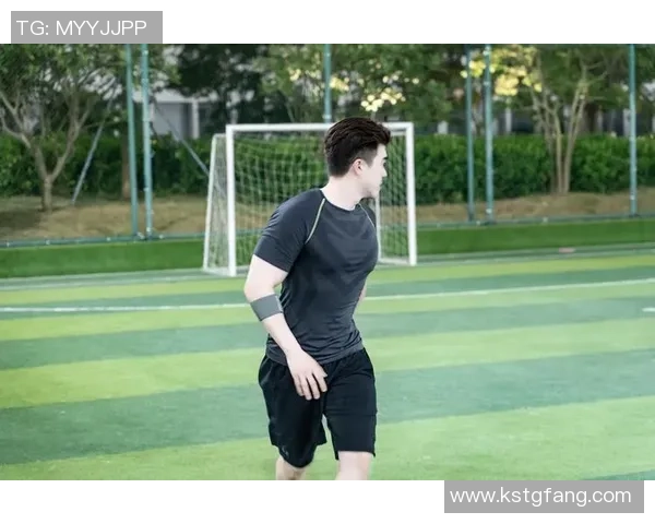 足球明星在沙滩上激情踢球广告展现运动魅力与夏日乐趣