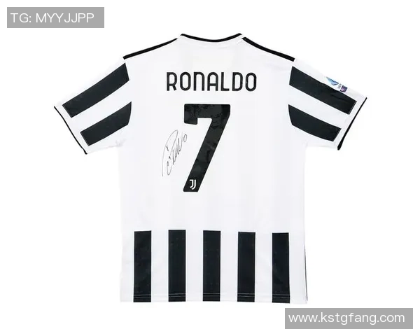 足球明星C罗亲笔签名背后的故事与价值解析